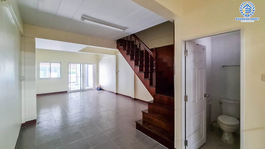 *****ทาวน์เฮ้าส์มือสอง เมืองนนทบุรี ม.พระปิ่น3 กาญจนาภิเษก บ้านพร้อมอยู่ ทำเลดี บนเนื้อที่ 17 ตร.ว. ฟังก์ชัน 2 ห้องนอน 2 ห้องน้ำ 1 ที่จอดรถ บ้านสภาพเยี่ยม รีโนเวทใหม่พร้อมลากกระเป๋าเข้าอยู่ได้ทันทีเชื่อมต่อถนนกาญจนาภิเษก และถนนรัตนาธิเบศร์ ใกล้เซ็นทรัลเวสต์เกต และรถไฟฟ้าสายสีม่วง "สถานีตลาดบางใหญ่" จองเลย!